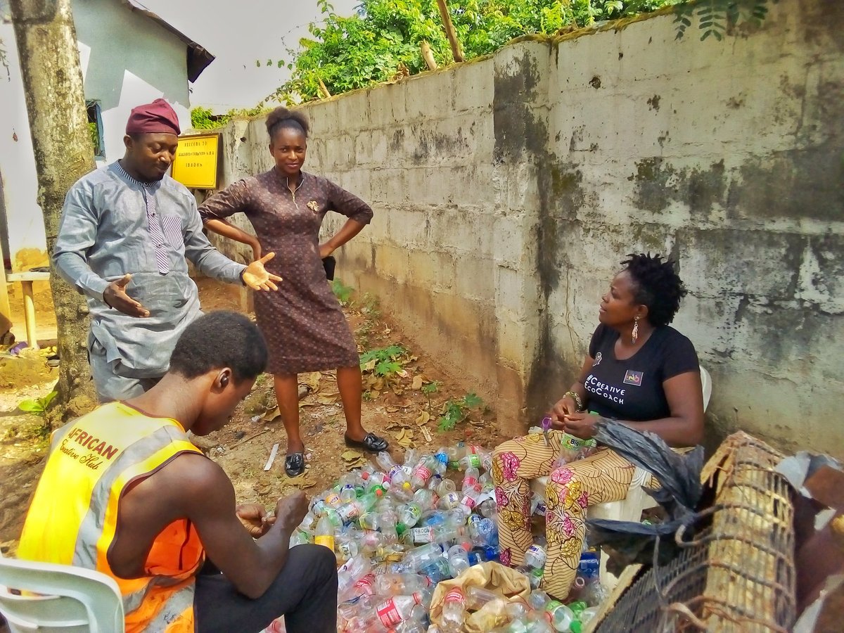 AfricanCr8veHub's tweet photo. The S.A to the state governor @seyimakinde on Environment  was also on site to encourage us, he said
"This is what we need for our world today in making sure we have a world where plastic wastes is well managed"

#CleanUpIbadan
#Christmas2020 
#LightUpAlalubosa https://t.co/USjfGzLgd7