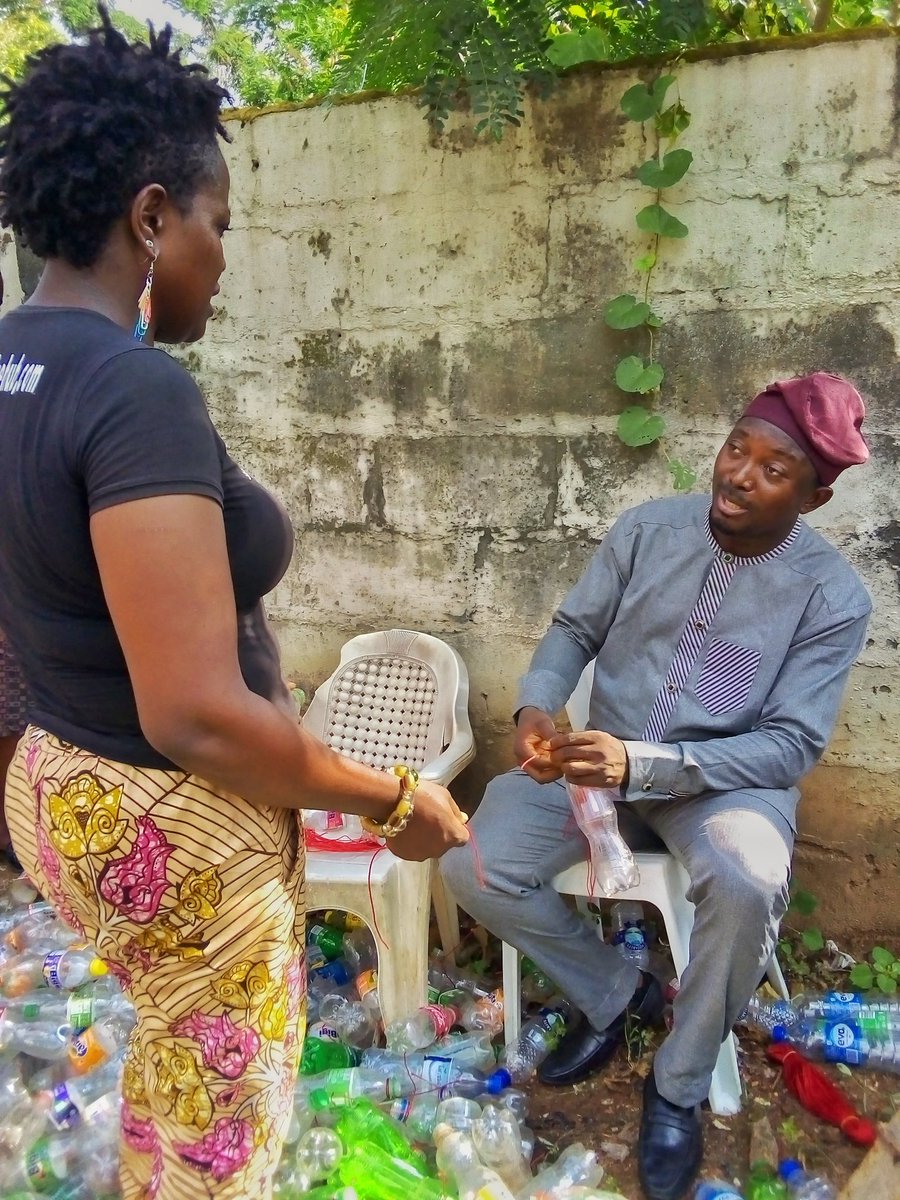 AfricanCr8veHub's tweet photo. The S.A to the state governor @seyimakinde on Environment  was also on site to encourage us, he said
"This is what we need for our world today in making sure we have a world where plastic wastes is well managed"

#CleanUpIbadan
#Christmas2020 
#LightUpAlalubosa https://t.co/USjfGzLgd7