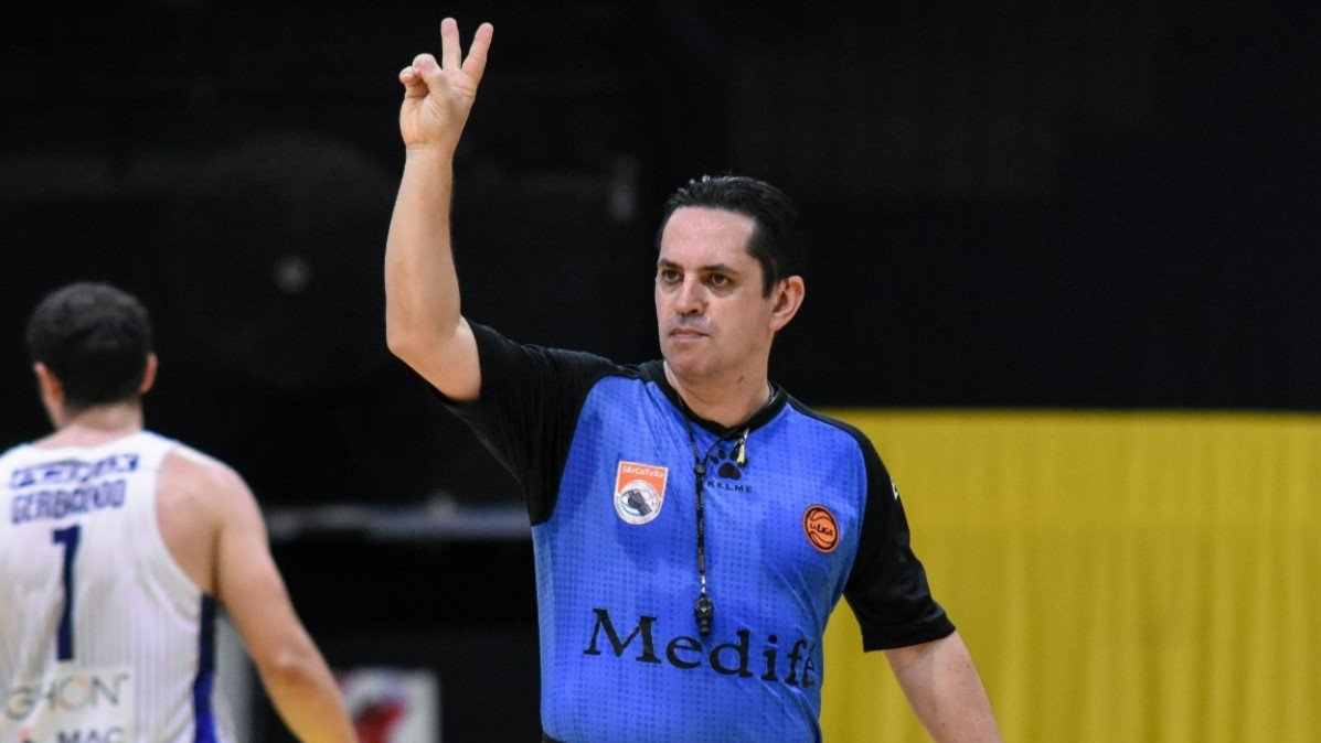 LaLigaData's tweet photo. 🏀 En la victoria de @basquetcomu1 sobre @Penaroloficial, @roberto09smith fue el 13º árbitro en alcanzar los 8⃣0⃣0⃣ partidos dirigidos en la @LigaNacional.

 📸 #LigaNacional https://t.co/2f6z4f49Do