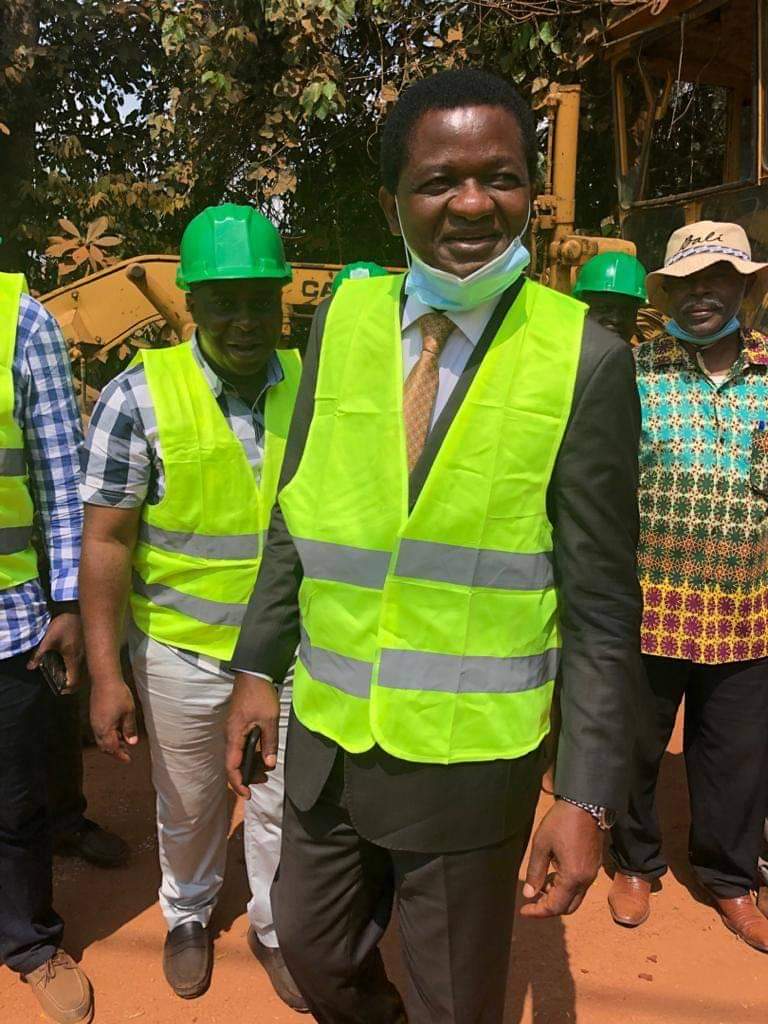 7Rdpc's tweet photo. #COMMUNE DE #YAOUNDÉ7  LANCEMENT DES TRAVAUX DE LA ROUTE D'AKOK NDOÉ PAR LES MAIRES AUGUSTIN TAMBA ET SON PREMIER ADJOINT #ESSOMBA #NODIER https://t.co/EeTxXRHyre