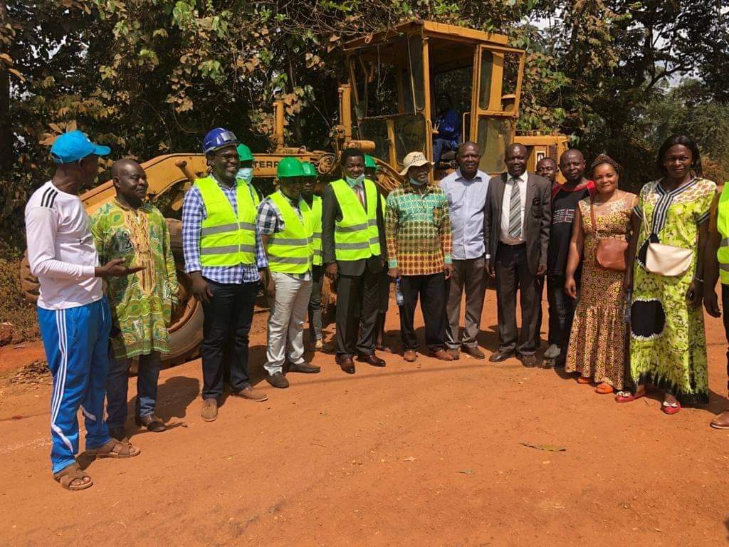 7Rdpc's tweet photo. #COMMUNE DE #YAOUNDÉ7  LANCEMENT DES TRAVAUX DE LA ROUTE D'AKOK NDOÉ PAR LES MAIRES AUGUSTIN TAMBA ET SON PREMIER ADJOINT #ESSOMBA #NODIER https://t.co/EeTxXRHyre