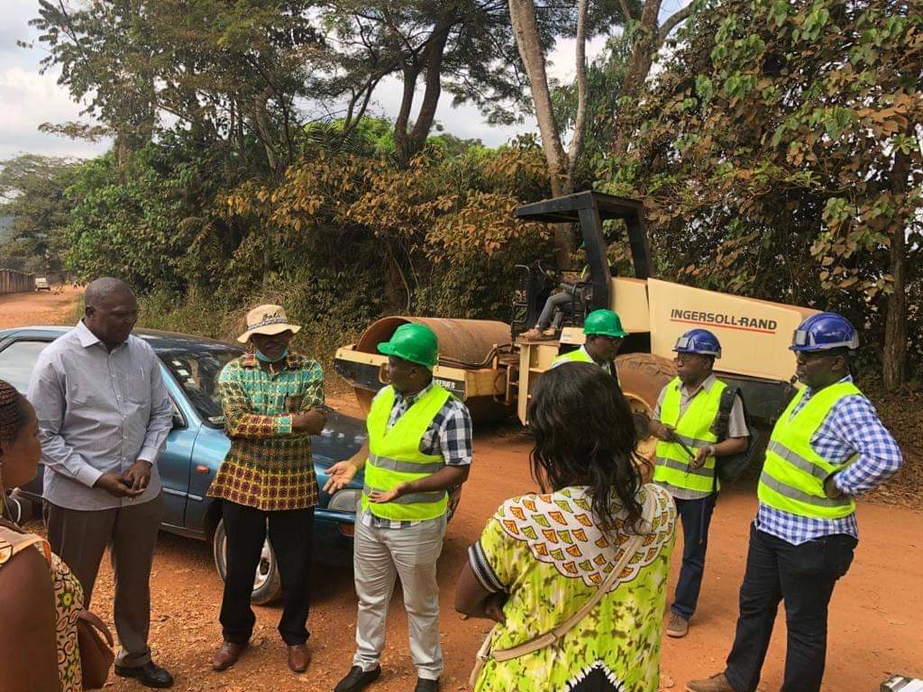 7Rdpc's tweet photo. #COMMUNE DE #YAOUNDÉ7  LANCEMENT DES TRAVAUX DE LA ROUTE D'AKOK NDOÉ PAR LES MAIRES AUGUSTIN TAMBA ET SON PREMIER ADJOINT #ESSOMBA #NODIER https://t.co/EeTxXRHyre