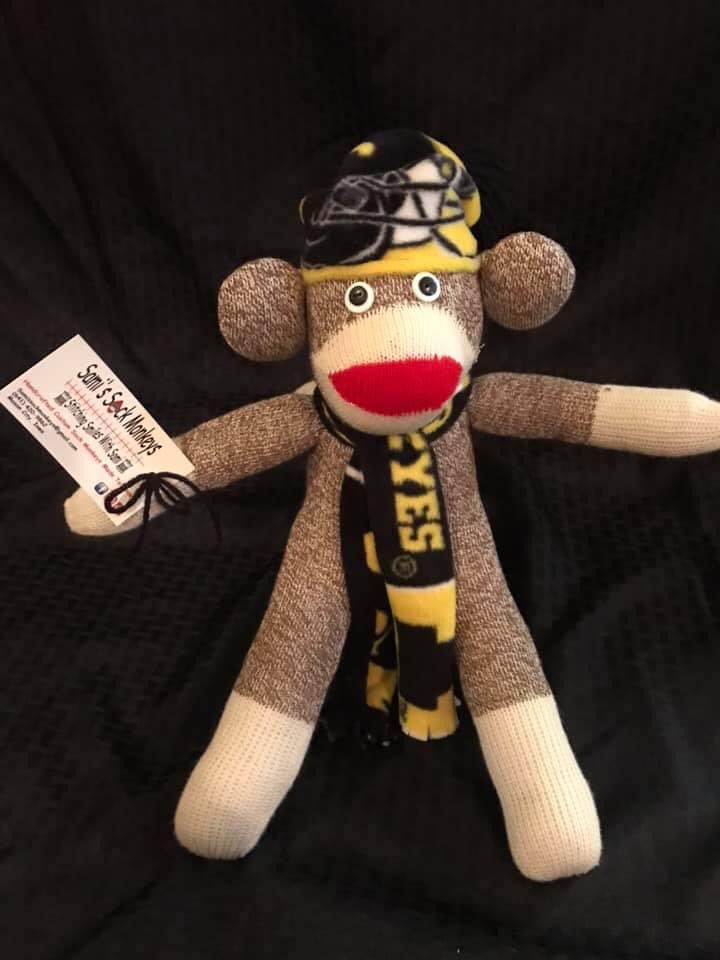 SamiSockMonkeys's tweet photo. Today’s #25daysofmonkeys features Sophie with her monkey photo shoot photo bomb. Very festive in her sweater though! Go Hawks! #stitchingsmileswithsami https://t.co/wMZX66lIc5