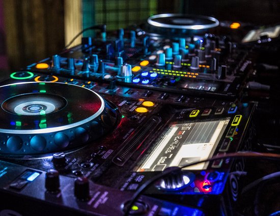 hot100_ug's tweet photo. Hello good mornin its TUMBIZA SOUND FRIDAYS wit DJ TRACE now streamin via https://t.co/IoFx5jIsVv ...................Tumsimbudaaaaaaaaaaaaaaaaaaaaaaaay!
#Hotbreakfast #TurnItUp #Tgif #TumbizaSoundFridays #HotMixx #NewMusicFriday #Bwakede #Tewalikuzikiza @byg_kahuna https://t.co/B12oGtFhUX