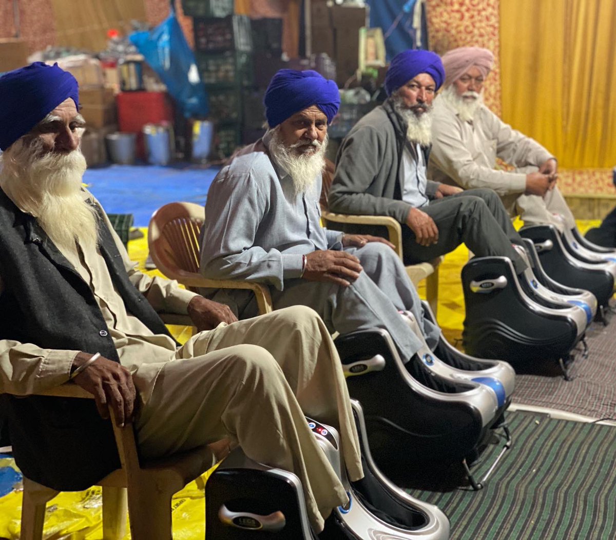 Amarpreet_01's tweet photo. Our @khalsaaid_india team in Delhi has even setup foot and leg massaging machines for the farmers ❤️❤️🙏🏼🙏🏼
#farmers #khalsaaidindia #onelove #humanityfirst
@AmmyVirk @diljitdosanjh @harbhajan_singh @KapilSharmaK9 @GippyGrewal @MikaSingh https://t.co/LATzoI3gVx