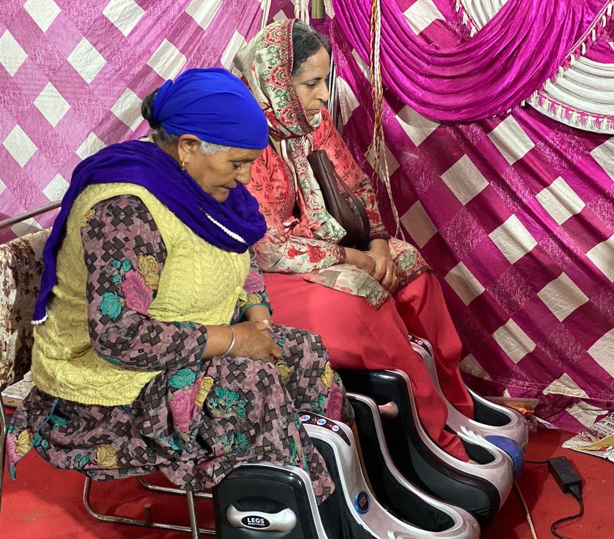 Amarpreet_01's tweet photo. Our @khalsaaid_india team in Delhi has even setup foot and leg massaging machines for the farmers ❤️❤️🙏🏼🙏🏼
#farmers #khalsaaidindia #onelove #humanityfirst
@AmmyVirk @diljitdosanjh @harbhajan_singh @KapilSharmaK9 @GippyGrewal @MikaSingh https://t.co/LATzoI3gVx