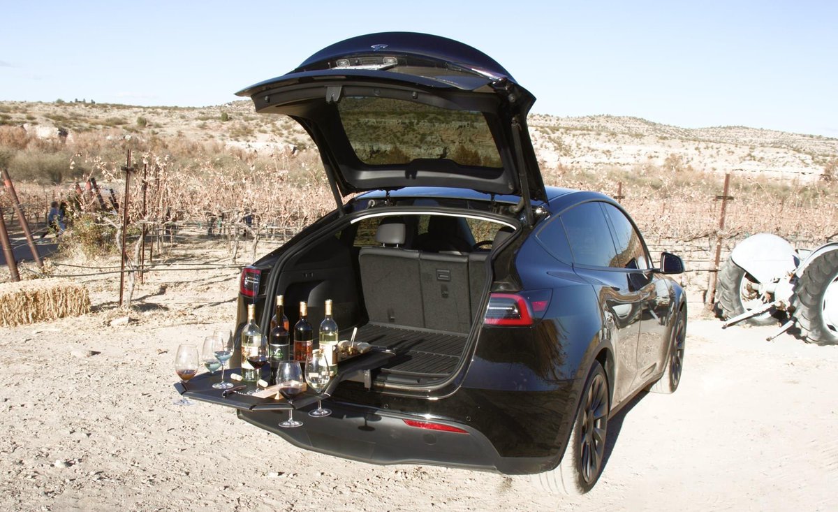 TeslaOwnersEBay's tweet photo. 🚨 Life Hack Product Alert! 🚨

Fits your car via a metal U-latch for your @Tesla trunk or tailgate w/space for 8! Supports 200+ lbs! Stowaway Dishwasher Safe Cutting Board. 6 Stem Glass Wine Holders. Non-Slip Rubberized Surface

https://t.co/AEHnYhznyl https://t.co/HLwmMcbsQr