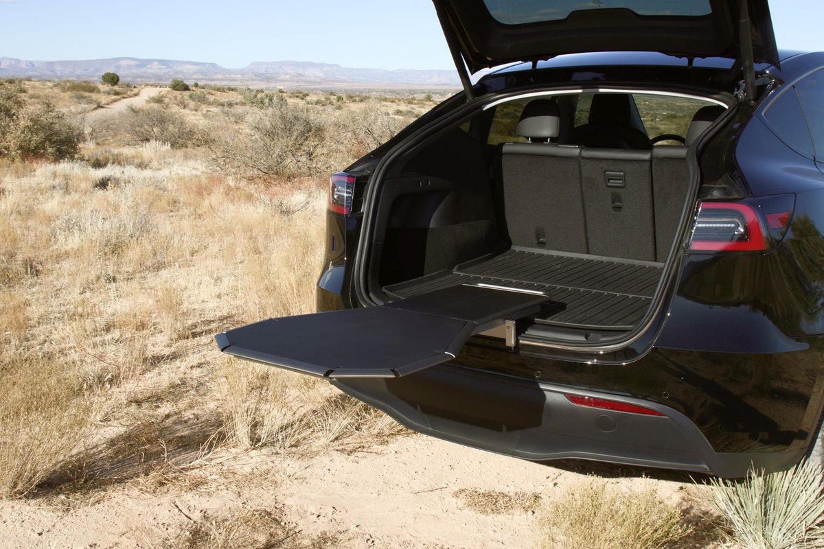 TeslaOwnersEBay's tweet photo. 🚨 Life Hack Product Alert! 🚨

Fits your car via a metal U-latch for your @Tesla trunk or tailgate w/space for 8! Supports 200+ lbs! Stowaway Dishwasher Safe Cutting Board. 6 Stem Glass Wine Holders. Non-Slip Rubberized Surface

https://t.co/AEHnYhznyl https://t.co/HLwmMcbsQr