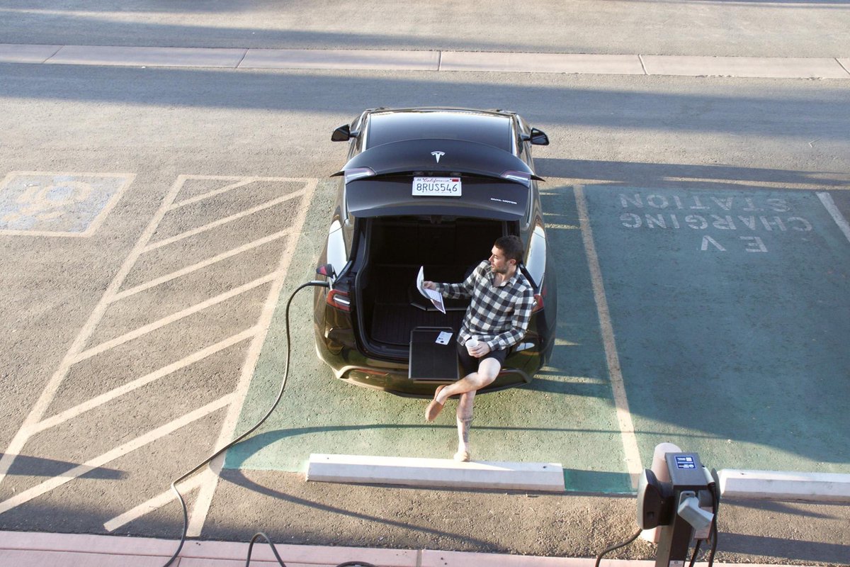 TeslaOwnersEBay's tweet photo. 🚨 Life Hack Product Alert! 🚨

Fits your car via a metal U-latch for your @Tesla trunk or tailgate w/space for 8! Supports 200+ lbs! Stowaway Dishwasher Safe Cutting Board. 6 Stem Glass Wine Holders. Non-Slip Rubberized Surface

https://t.co/AEHnYhznyl https://t.co/HLwmMcbsQr