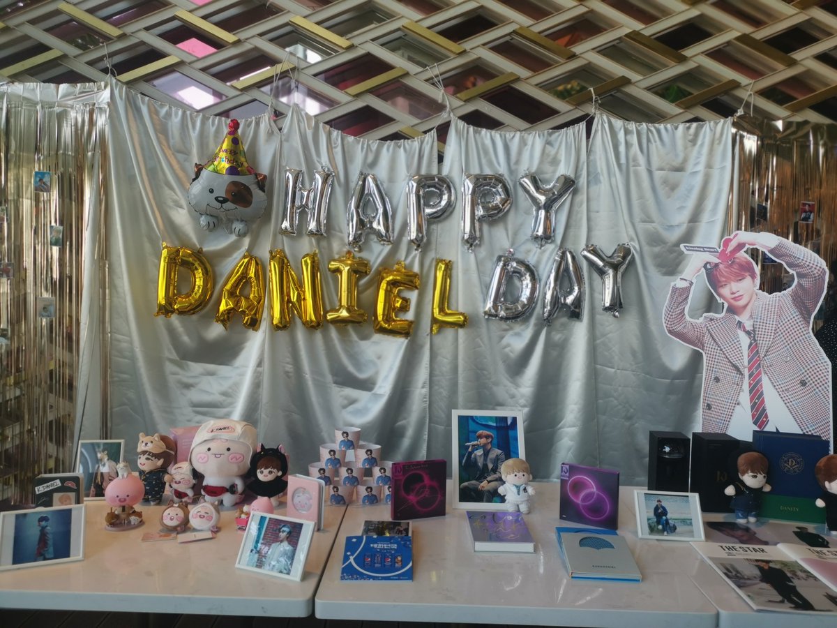 Tata_koreamania's tweet photo. วันนี้งานเนียลเริดๆที่​ Lady nara Cafe
Still #HappyDanielDay
With #Colorof25thwithKDN
@konnect_danielk 
#강다니엘 #KANGDANIEL #姜丹尼尔 #カンダニエル #คังแดเนียล https://t.co/FmZAHcREsI