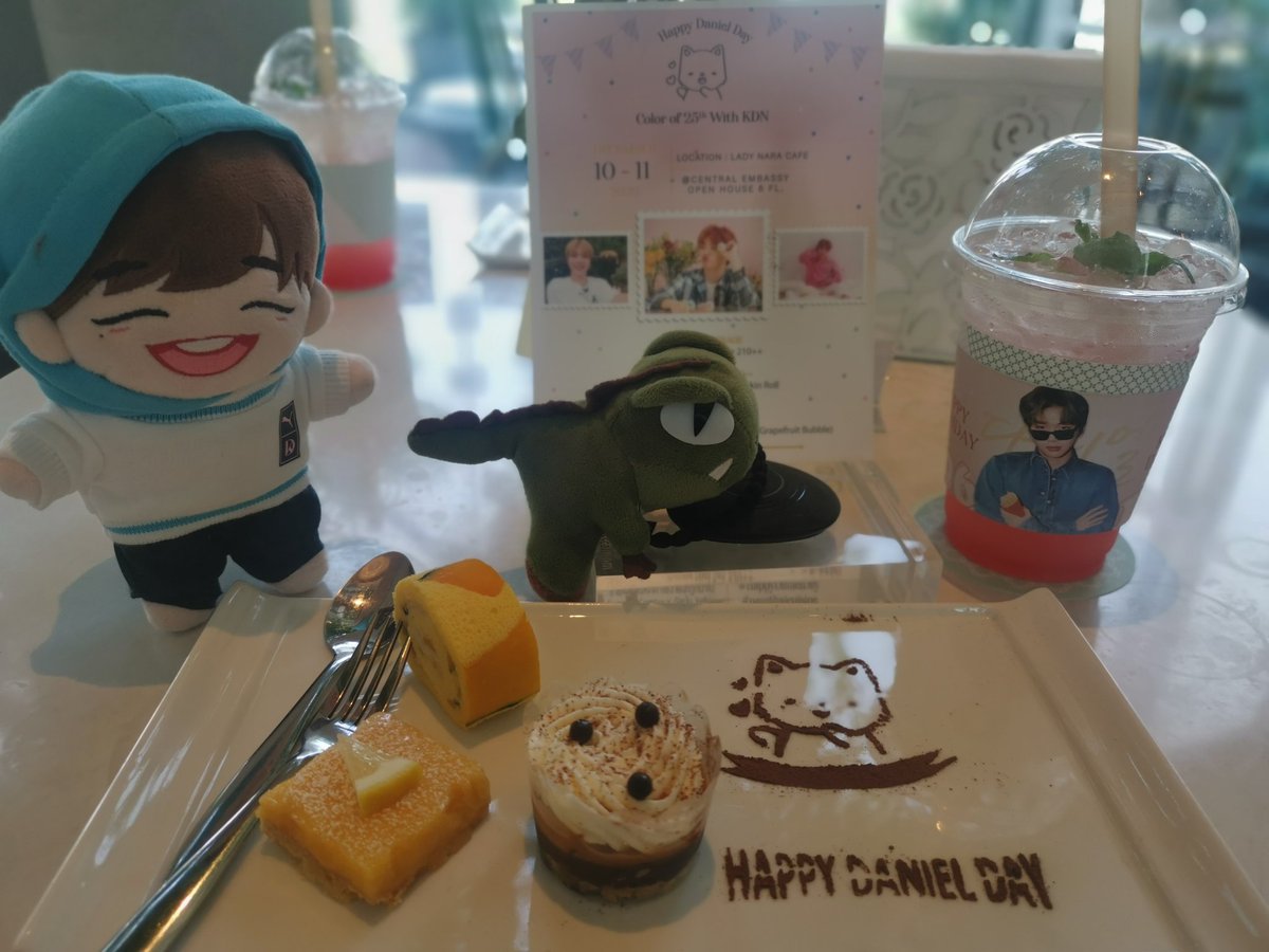 Tata_koreamania's tweet photo. วันนี้งานเนียลเริดๆที่​ Lady nara Cafe
Still #HappyDanielDay
With #Colorof25thwithKDN
@konnect_danielk 
#강다니엘 #KANGDANIEL #姜丹尼尔 #カンダニエル #คังแดเนียล https://t.co/FmZAHcREsI