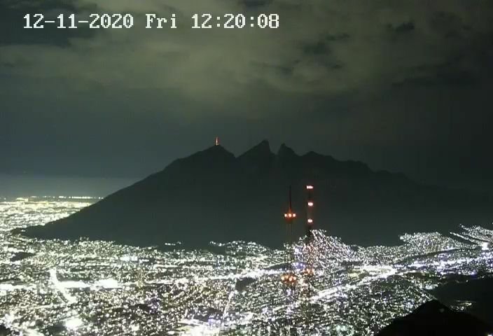 luis8mty's tweet photo. La Silla #Monterrey nocturno https://t.co/0B96KY3EQw