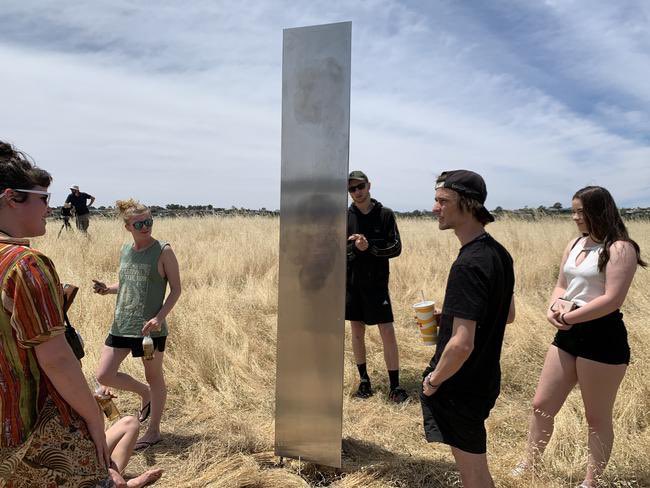 PatJamesNews's tweet photo. Is it a bird? Is it a plane? No, it’s three pieces of steel sheet tightened together with some dodgy rivets from the Bunning’s clearance section. After popping up all over the world, a mysterious monolith has been discovered at #Noarlunga. W/ @TheCalebBond https://t.co/WGsh2QTy3e https://t.co/KGtgFvjLT6