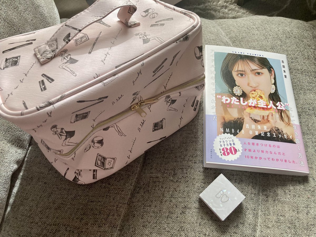 sa_aile's tweet photo. アカリン関連の2品届きました!
ポーチはデザイン可愛いし、沢山入るし最強✨
アイシャドウは早速明日使おう💕
アカリン本は読んでてジーンときた…私も腐らずめげずに頑張らなねば🥺
#吉田朱里
#BIDLEクリスマスコフレ
#BIDLE
#アカリン本 https://t.co/JbxoCBn0Ao