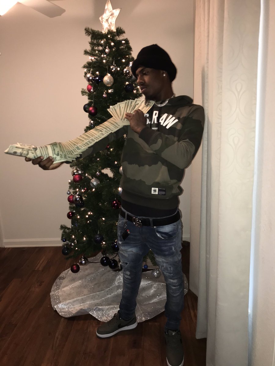 GsmBuck's tweet photo. Shit ain’t Fall off a Tree 🎄 I Got Ts From Smashing Baby 🤲🏾 https://t.co/RNFBGgOXjB