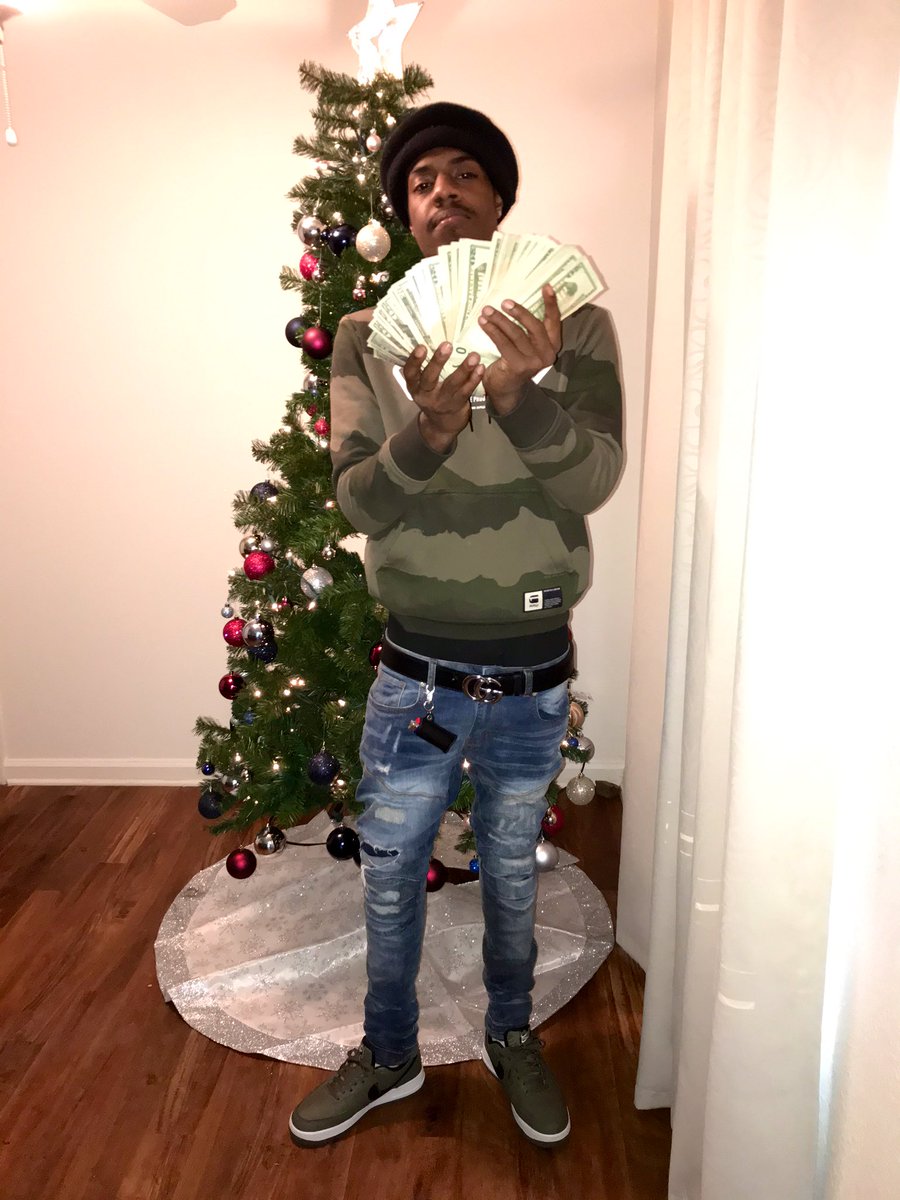GsmBuck's tweet photo. Shit ain’t Fall off a Tree 🎄 I Got Ts From Smashing Baby 🤲🏾 https://t.co/RNFBGgOXjB