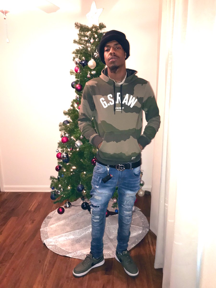 GsmBuck's tweet photo. Shit ain’t Fall off a Tree 🎄 I Got Ts From Smashing Baby 🤲🏾 https://t.co/RNFBGgOXjB