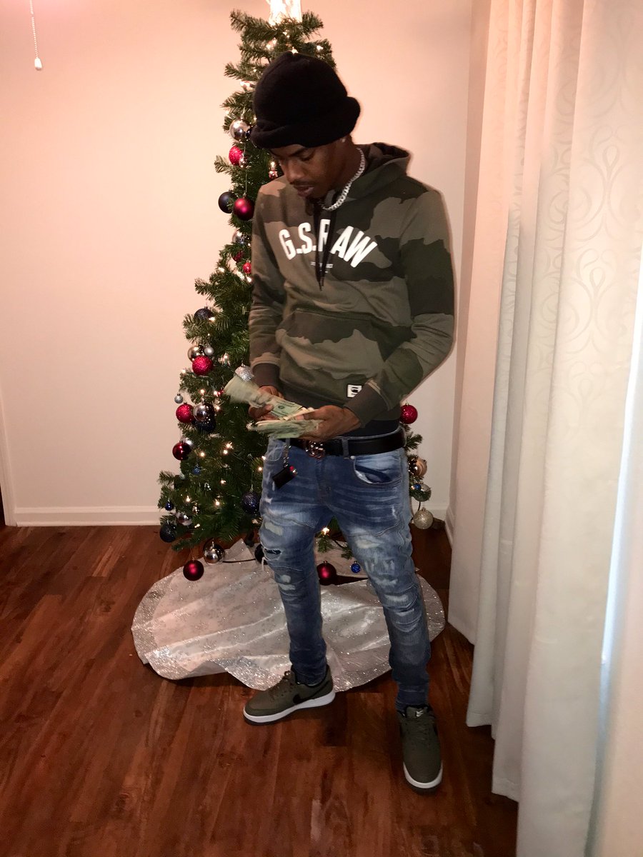 GsmBuck's tweet photo. Shit ain’t Fall off a Tree 🎄 I Got Ts From Smashing Baby 🤲🏾 https://t.co/RNFBGgOXjB