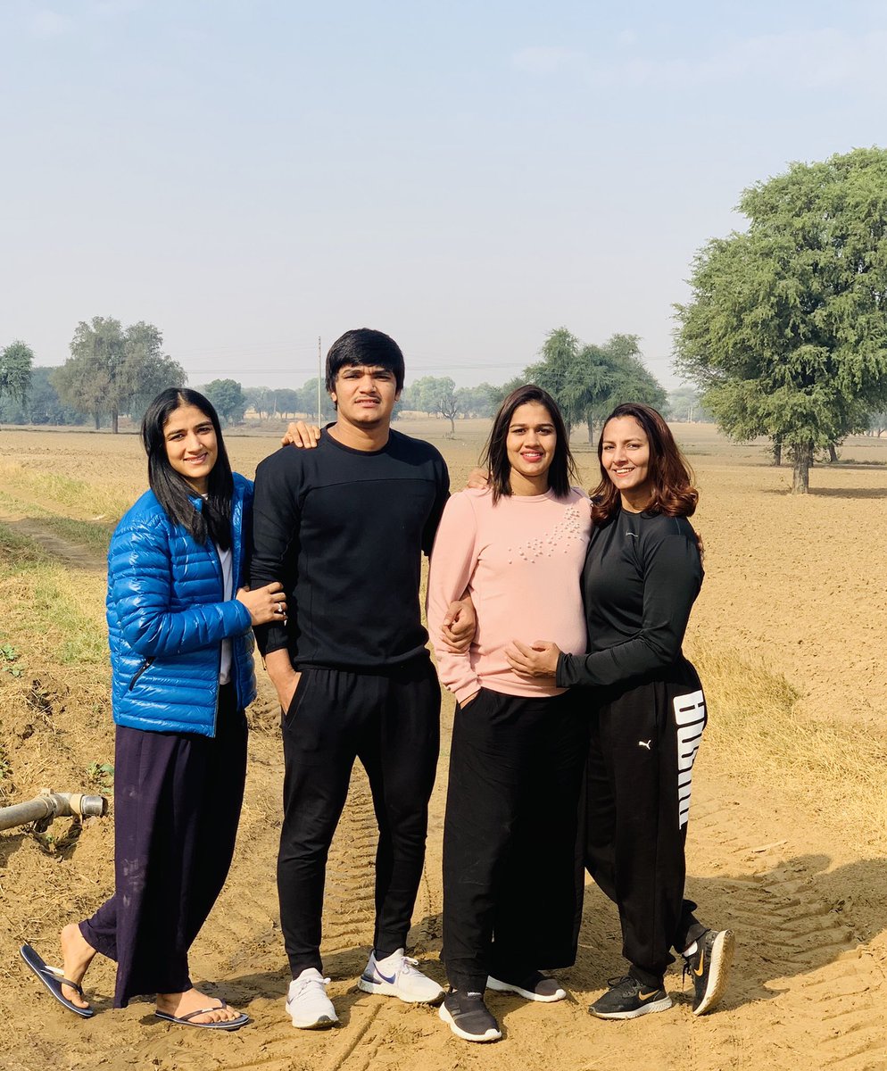 geeta_phogat's tweet photo. तरक़्क़ी तो लाज़मी है हमारी क्योंकि हम छाल्लो से भरे पाँव वाले हैं, और हमारा मरहम हमारी मिट्टी हैं क्योंकि हम गाँव वाले हैं।🙏😇 https://t.co/IeWI1Ir7UJ