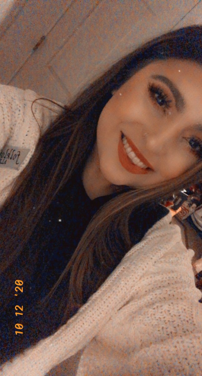 BiancaNunezz's tweet photo. Smiling cause we get new music tonight and I can’t wait @taylorswift13 @taylornation13 🥺😭💕
#willow #willowMusicVideo #evermorealbum #evermore
#evermorecountdown https://t.co/JYQp7tmA8i