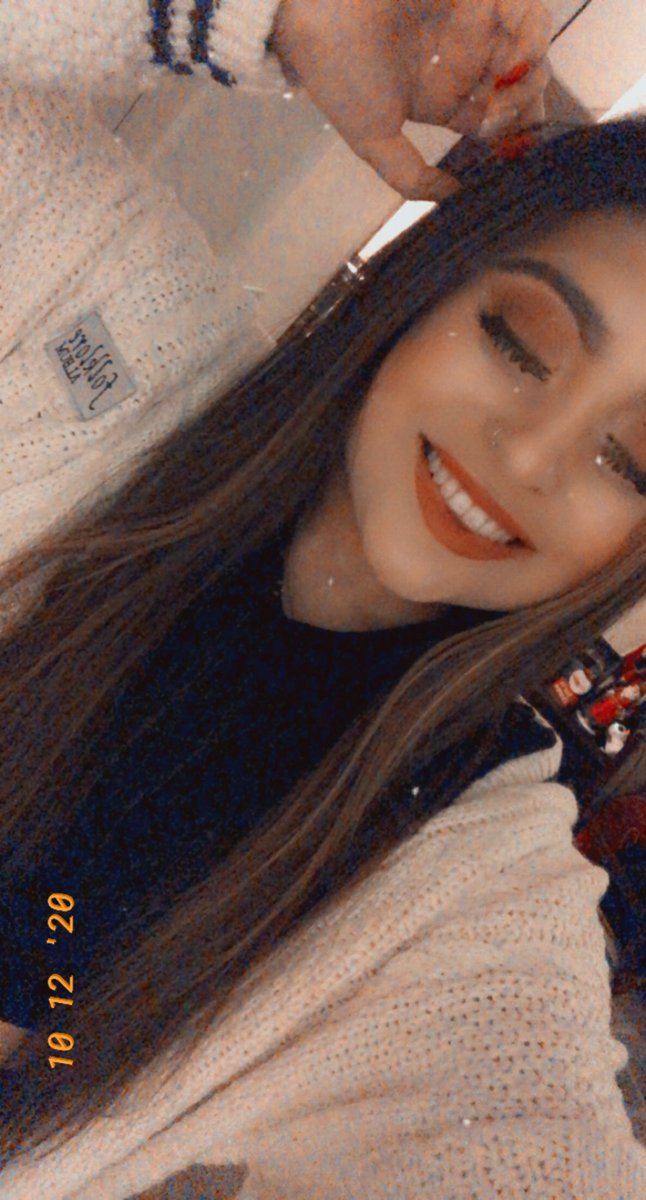 BiancaNunezz's tweet photo. Smiling cause we get new music tonight and I can’t wait @taylorswift13 @taylornation13 🥺😭💕
#willow #willowMusicVideo #evermorealbum #evermore
#evermorecountdown https://t.co/JYQp7tmA8i