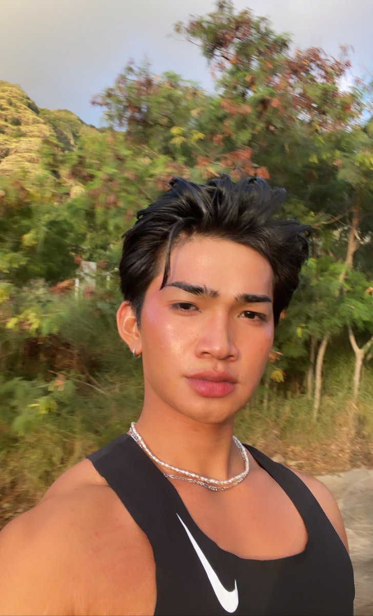 bretmanrock's tweet photo. 🛹 me skating around my neighborhood https://t.co/zhrUEnD8nj