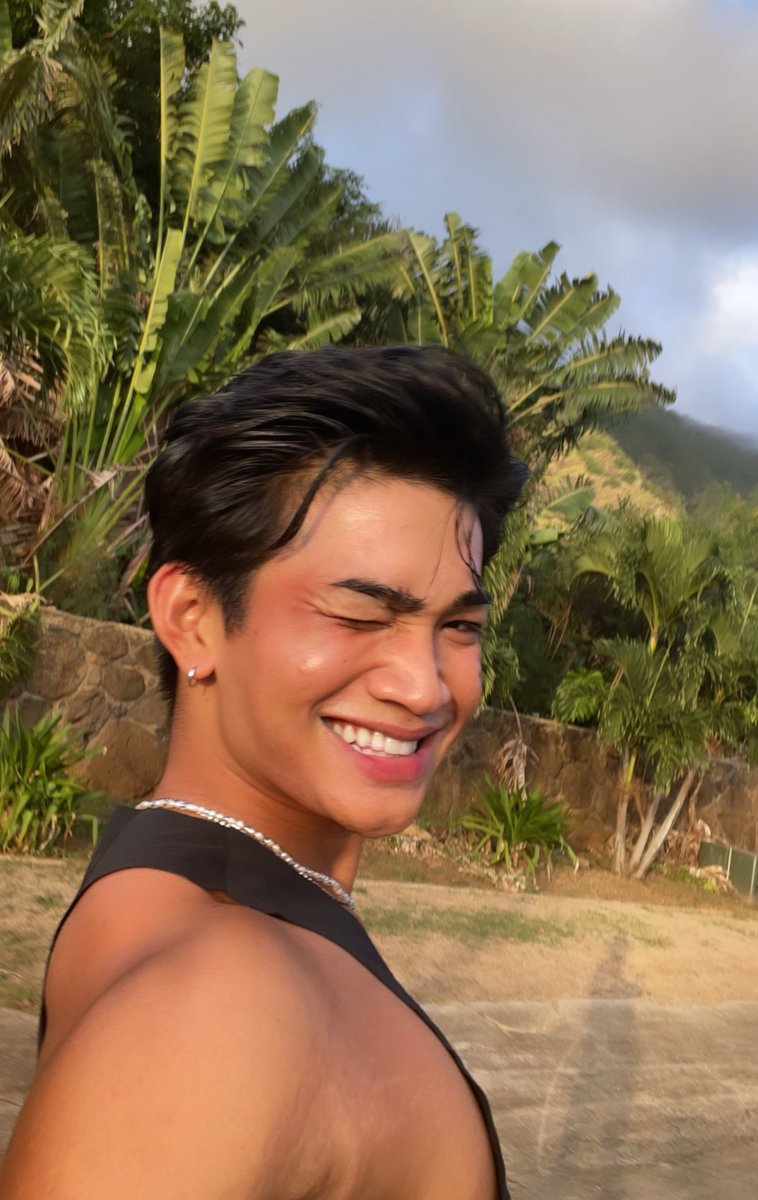bretmanrock's tweet photo. 🛹 me skating around my neighborhood https://t.co/zhrUEnD8nj