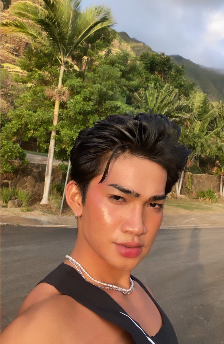 bretmanrock's tweet photo. 🛹 me skating around my neighborhood https://t.co/zhrUEnD8nj
