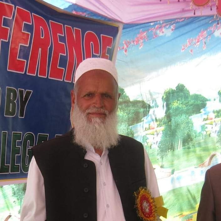 sahil63s's tweet photo. مولانا نور احمد ترالی کا انتقالِ پرملال یقینی طورپر علمی حلقوںکے لئے ایک عظیم سانحہ ہے، جس سے نہ صرف یہاں کے لوگ افسردہ اور رنجیدہ ہیں بلکہ پوری فضا مغموم اور ماتم کناں ہے .. ان کی دینی و علمی خدمات ناقابل فراموش ہیں ، مولانا صاحب ایک بلند پایہ عالمِ دین ،اور مقبول مقرر تھے ـ https://t.co/ZDjkjqX59i