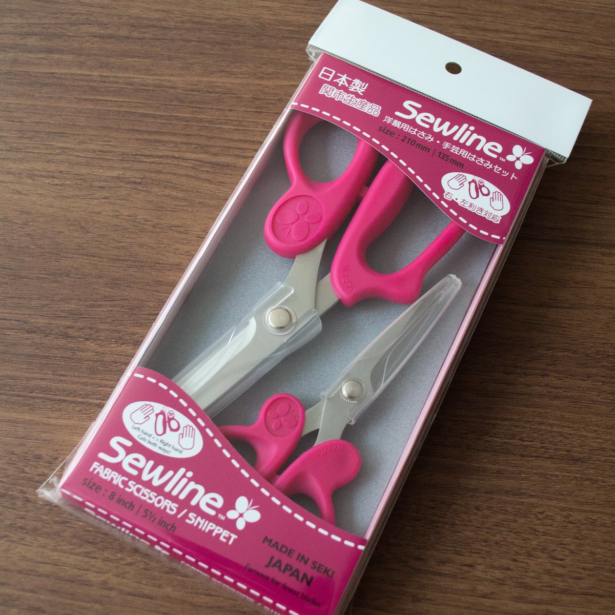 SewlineOfficial's tweet photo. 【新商品のお知らせ】
2つのはさみがお得になった「Sewlineはさみセット」（メーカー希望小売価格5800円+税）が、12月17日より各代理店にて限定発売されます！

SewlineカラーのピンクのBOX付きで収納にも便利✨ギフトにもおススメです！
この機会に是非お買い求めくださいませ！
#Sewline #ソーライン https://t.co/Wj46xX7pYr