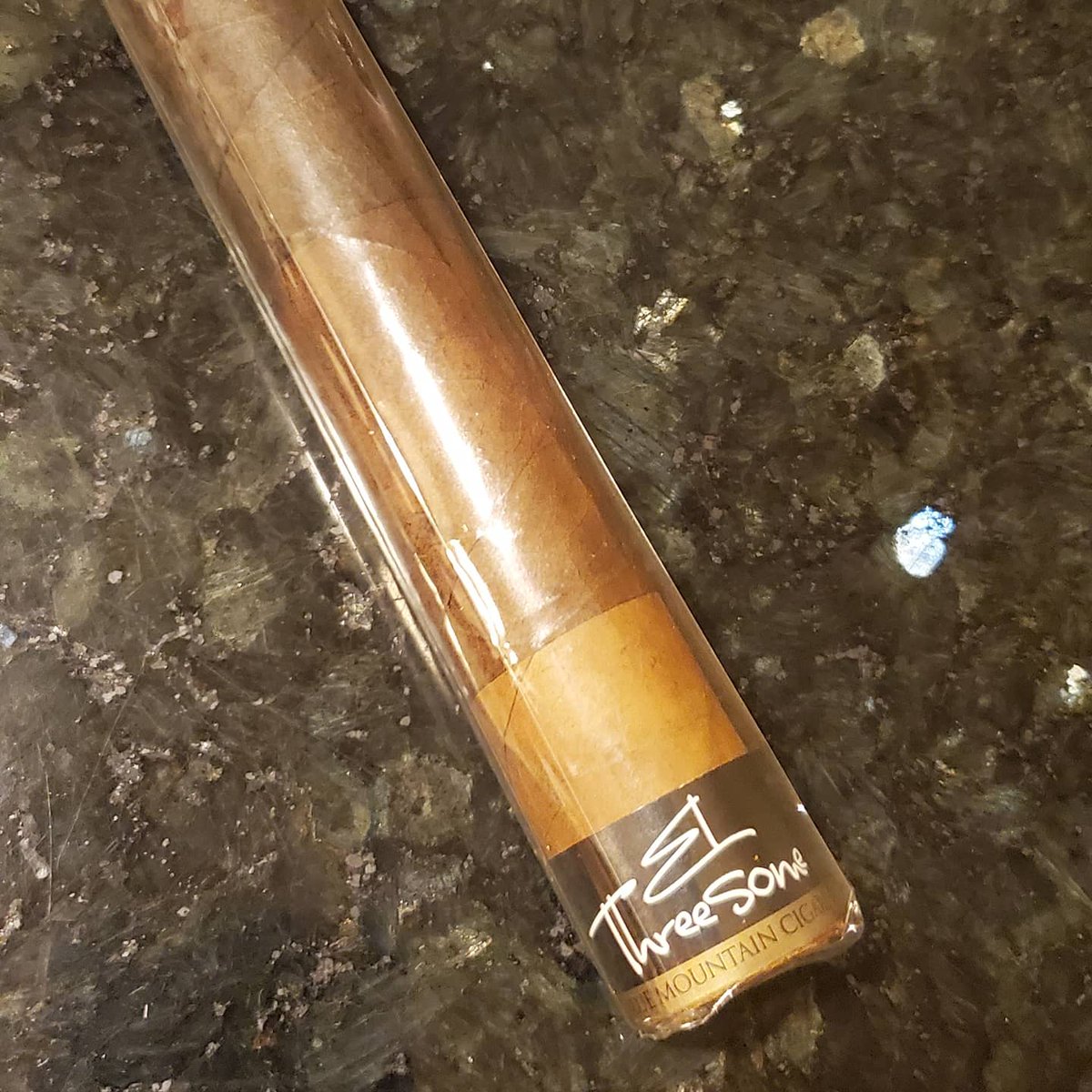 1stngoal46's tweet photo. Woohoo. It's my birfday weekend. Had to stop at my cigar shop to pick up some party favors. Lol
Looks who's having a threesome!
🤴👍
This guy!!!
#ISedKotDayum #ThatsGoodStuff #SangreDeXochihua #GettingOldIsFun https://t.co/I8G3Z1xq8y