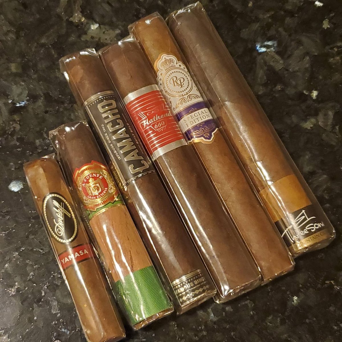 1stngoal46's tweet photo. Woohoo. It's my birfday weekend. Had to stop at my cigar shop to pick up some party favors. Lol
Looks who's having a threesome!
🤴👍
This guy!!!
#ISedKotDayum #ThatsGoodStuff #SangreDeXochihua #GettingOldIsFun https://t.co/I8G3Z1xq8y