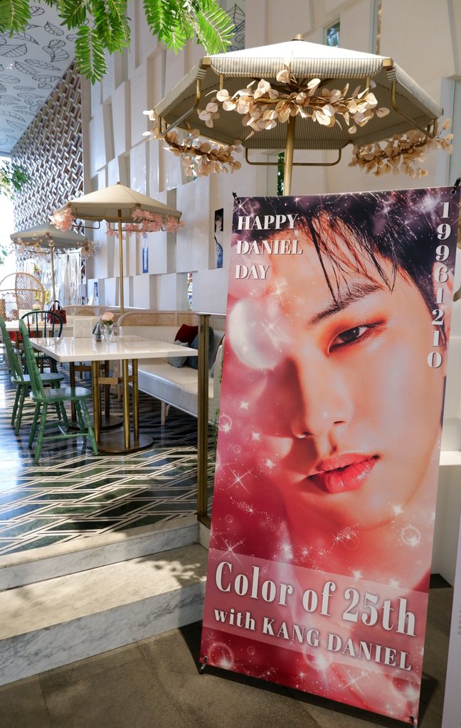 g_skysky's tweet photo. เฟ่สุดท้ายของวันนี้ แวะมาเป่าเค้กพิ่แดนก่อนกลับบ้าน ร้านสวยบรรยากาศดีเว่อร์ #Colorof25thwithKDN https://t.co/W182S2xfjy