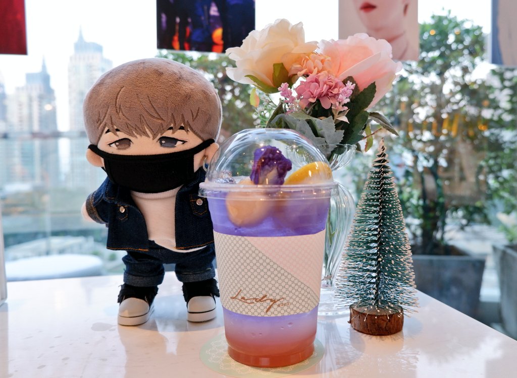 g_skysky's tweet photo. เฟ่สุดท้ายของวันนี้ แวะมาเป่าเค้กพิ่แดนก่อนกลับบ้าน ร้านสวยบรรยากาศดีเว่อร์ #Colorof25thwithKDN https://t.co/W182S2xfjy