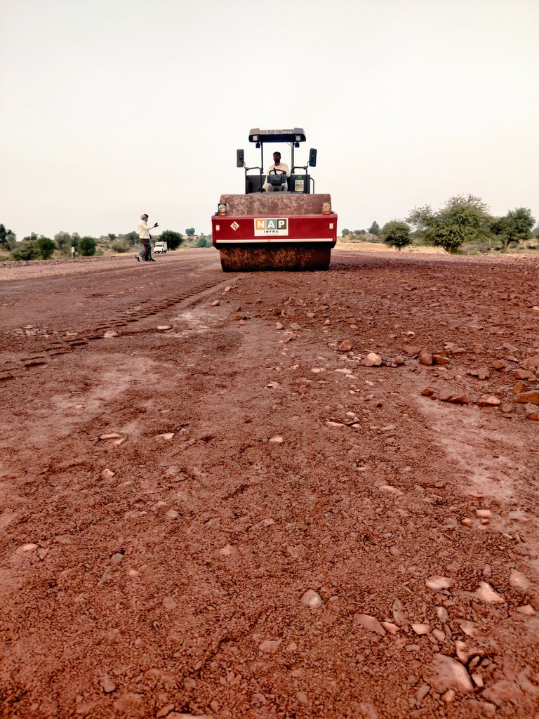 NapInfra's tweet photo. #napinfra #napinfrasubcontractor #roadconstruction #GSB The material used in GSB shall be mixture of natural sand, moorum, gravel, crushed stone @NHAI_Official @RInfraOfficial @sahil11p @cbdhage @SPREINDIA @ihmcl_official Amritsar Jamnagar Six Lane Expressway (Pack.6 Ch.164.400) https://t.co/7oYD9aAR1L