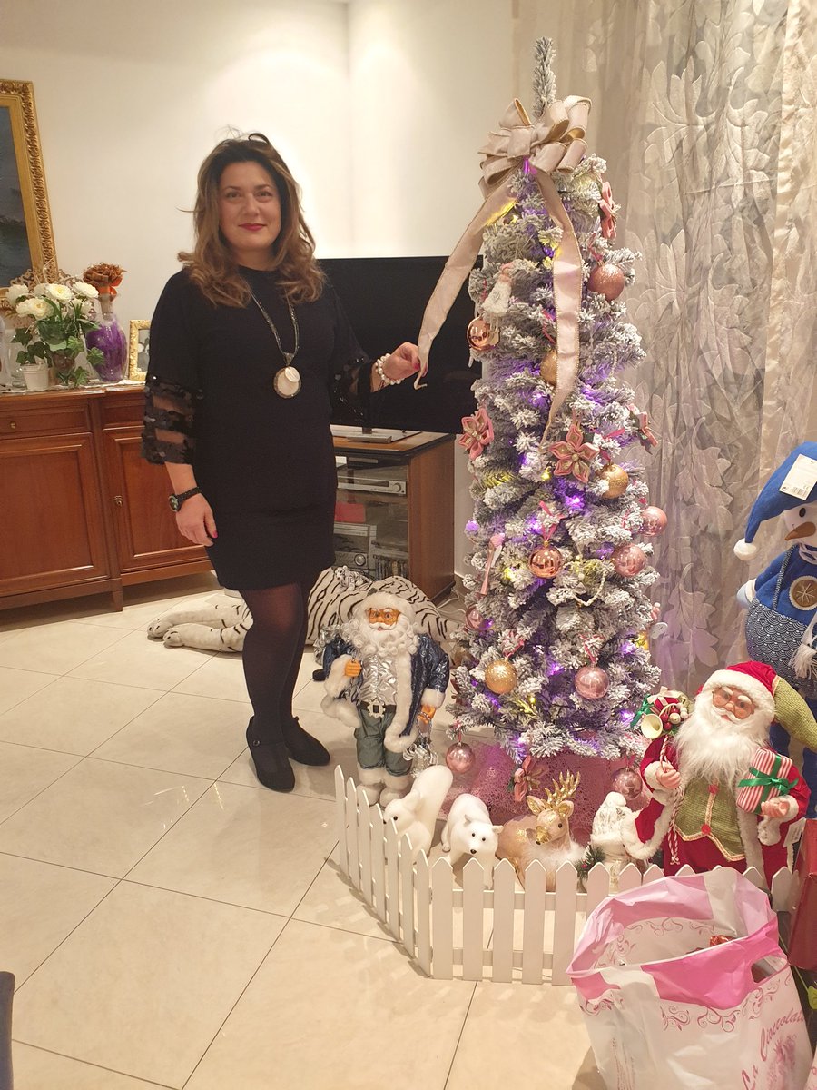 teresa_riccardi's tweet photo. #MiSento sufficientemente #vanitosa da mostrarvi il mio albero😂
#BuongiornoATutti #unTemaAlGiorno #11dic https://t.co/gr8R94880J