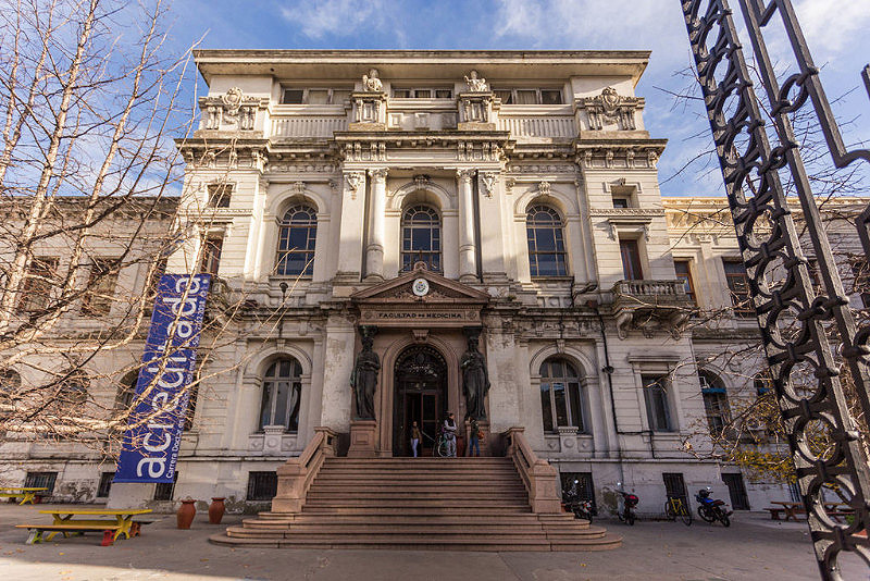 Medicina: estudiantes protestan por aglomeración en examen presencial y 200 desisten
Mientras aumentan los casos de Covid-19, se fijó una prueba para una asignatura que se había dictado de manera virtual. Udelar dice que es para evitar que copien
bit.ly/MedicinaExamen