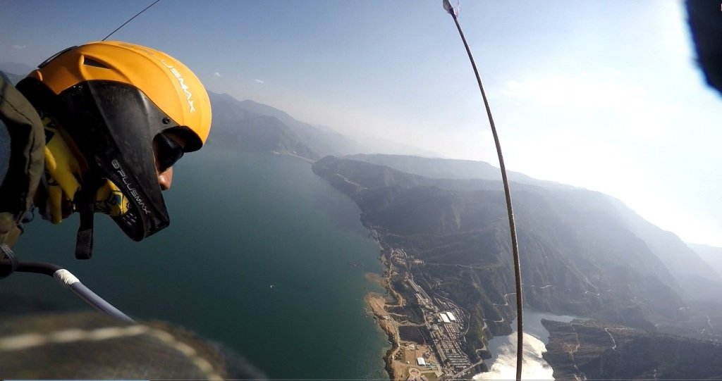 ATOAIexplore's tweet photo. From thousands of metres, one can enjoy the birdโs eye view of pasture lands, waterfalls, rivers and scenic beauty while gliding across for hundreds of kms. If you ever wish to fly like a bird, hang gliding will fulfil that wish of yours!
๐ธ Skyventures #atoaimember #rajasthan https://t.co/rLLkXqtNrh