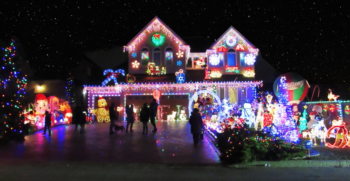 Saugaverse's tweet photo. I dropped by Vail Court in Streetsville on Thursday evening to check out the Christmas lights on this one house. A monster effort to create this huge impressive display. #mississauga #streetsville #christmasdecorations #lightshow #impressive https://t.co/nzSpn2eu5w