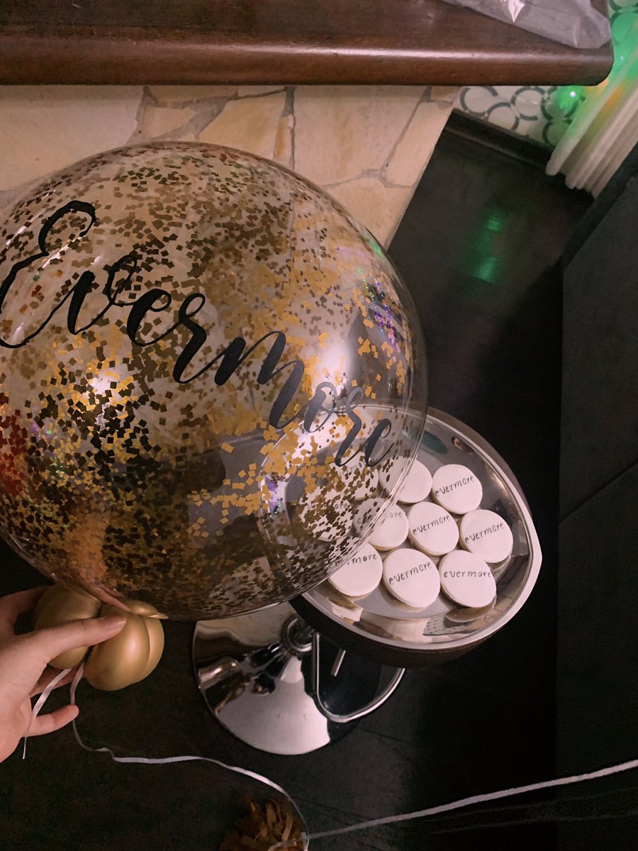 alltoowellts22's tweet photo. GUYS I GOT A EVERMORE BALLOON AND A NECKLACE AND BAKED COOKIES AND DID A WHOLE MAKEUP LOOK I’M SO HAPPY RIGHT NOW WHAT DO YOU GUYS THINK @taylorswift13 @taylornation13 https://t.co/wbEk8BbTQI