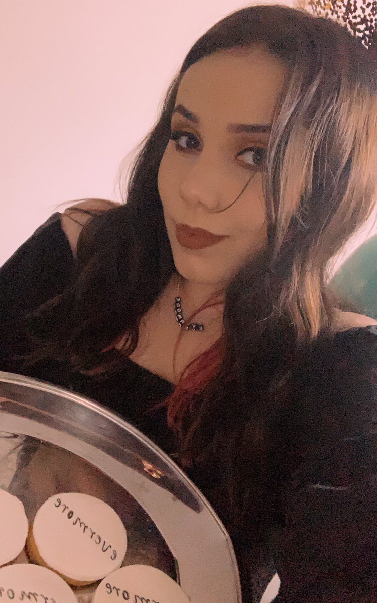 alltoowellts22's tweet photo. GUYS I GOT A EVERMORE BALLOON AND A NECKLACE AND BAKED COOKIES AND DID A WHOLE MAKEUP LOOK I’M SO HAPPY RIGHT NOW WHAT DO YOU GUYS THINK @taylorswift13 @taylornation13 https://t.co/wbEk8BbTQI