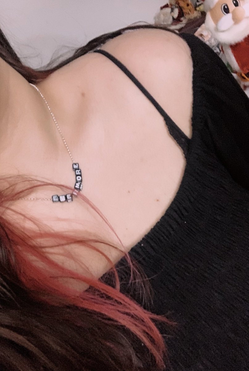 alltoowellts22's tweet photo. GUYS I GOT A EVERMORE BALLOON AND A NECKLACE AND BAKED COOKIES AND DID A WHOLE MAKEUP LOOK I’M SO HAPPY RIGHT NOW WHAT DO YOU GUYS THINK @taylorswift13 @taylornation13 https://t.co/wbEk8BbTQI