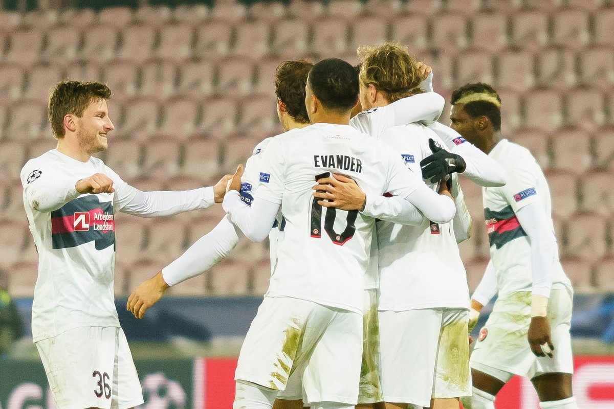 IntraCancha's tweet photo. #GrupoD
La Atalanta le ganó al Ajax 1-0 con gol de Luis Muriel al 85'. #AjaxAtalanta

El Midtjylland y el Liverpool empatan 1-1 con goles de Salah y Scholz. #FCMLIV 

#UCL https://t.co/y8hovc0FL3
