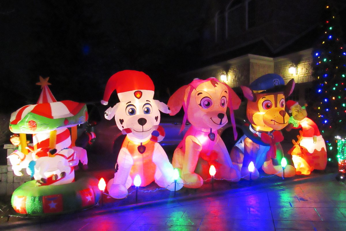 Saugaverse's tweet photo. I dropped by Vail Court in Streetsville on Thursday evening to check out the Christmas lights on this one house. A monster effort to create this huge impressive display. #mississauga #streetsville #christmasdecorations #lightshow #impressive https://t.co/nzSpn2eu5w