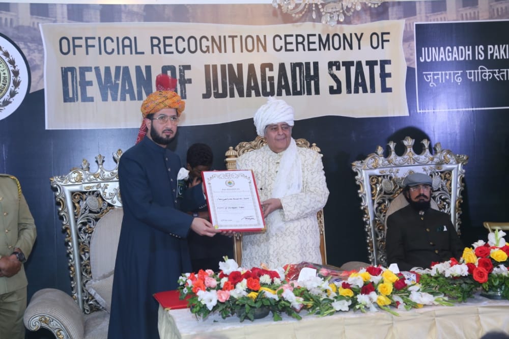Muhamma60023979's tweet photo. Pakistan will have legislative rights over Defence, Foreign Affairs and Communication of the Junagadh State. However, rest of all the state powers remain intact with Nawab.
#جوناگڑھ_ہے_پاکستان #جوناگڑھ_کا_وزیراعظم 
@ImranKhanPTI 
@OfficialDGISPR https://t.co/vDE10LpmAp https://t.co/rsTNttzil6
