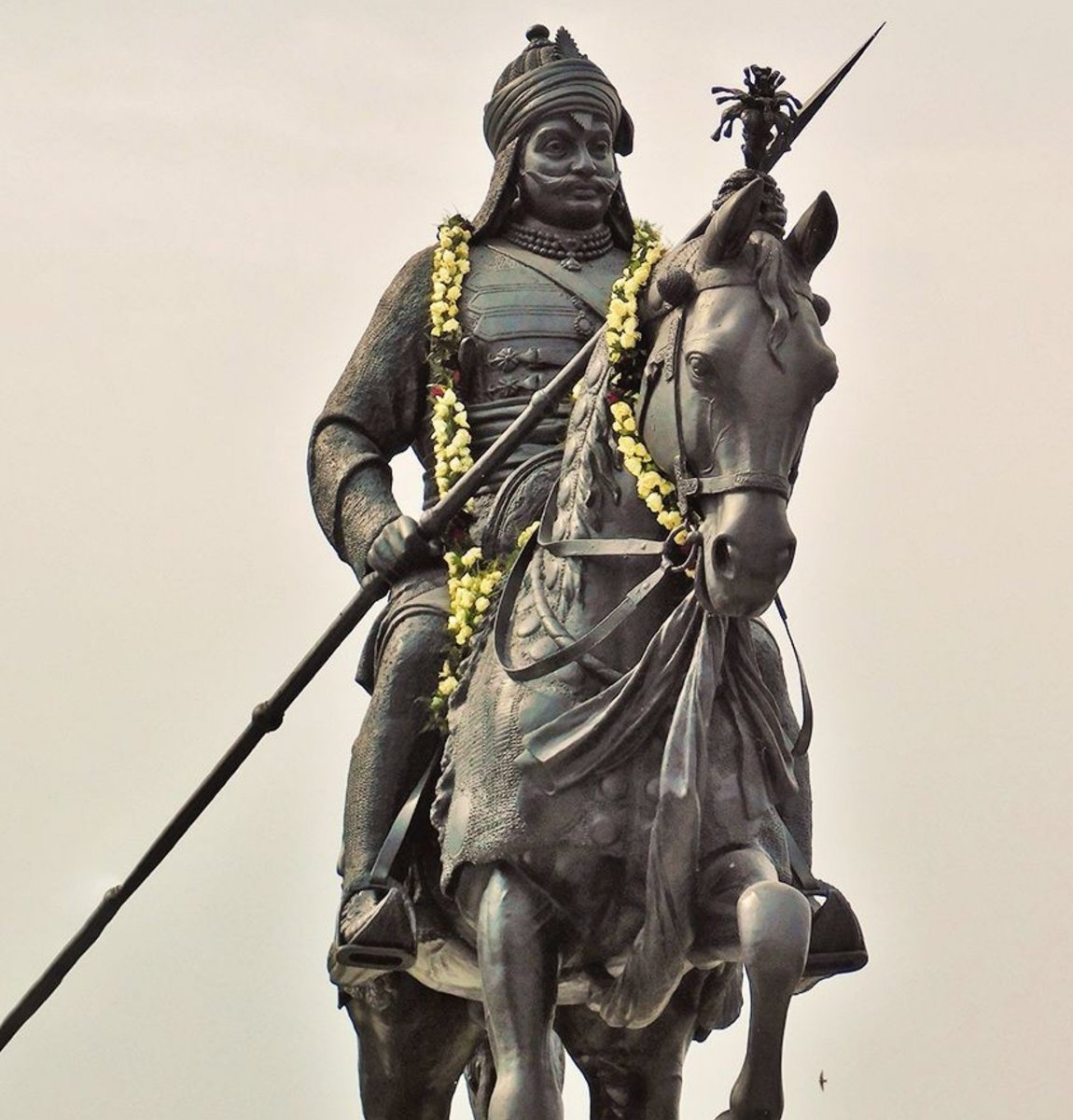 Chakrdhari28W's tweet photo. ये माना जरा सा पानी कम है इस राजस्थानी माटी में,
इसी लिए तो खून पिया था मुगलों का हल्दीघाटी में ।।
#Maharana https://t.co/76g3pAsTuG