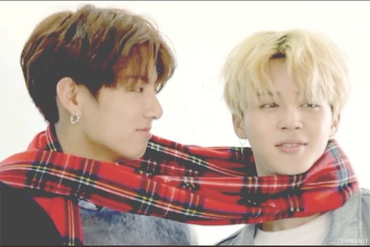 busan_princee's tweet photo. Jikook in Christmas season https://t.co/OTAMrreFdh