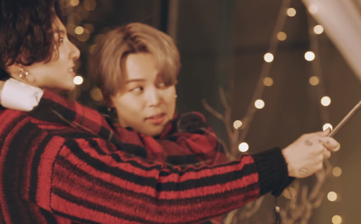busan_princee's tweet photo. Jikook in Christmas season https://t.co/OTAMrreFdh