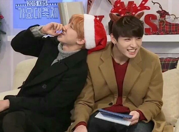 busan_princee's tweet photo. Jikook in Christmas season https://t.co/OTAMrreFdh