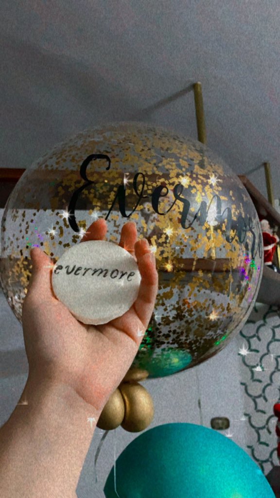 alltoowellts22's tweet photo. @taylornation13 @taylorswift13 I baked evermore cookies and got a evermore balloon and necklace! do guys like it? 🤍 #evermorealbum https://t.co/kr7iyeLJmX